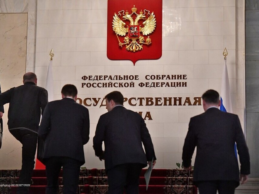 Новички Госдумы обживают кабинеты: самовар, лисички и портрет лидера на подоконнике